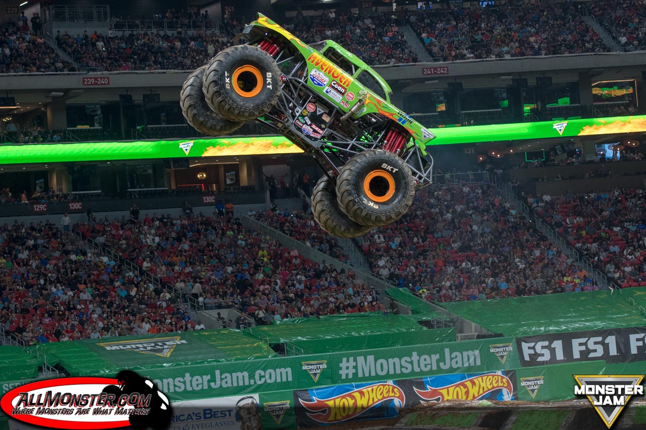 Ролики джем. Монстр трак Биг Эйр. Monster Jam Brutus. Monster Jam Rainbow. Monster Jam прыжки на мотоциклах.